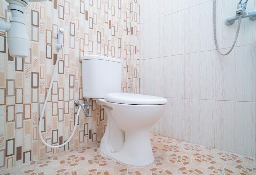 بنسيون Reddoorz Syariah @ Selomangleng Kediri