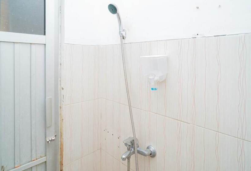 بنسيون Reddoorz Syariah @ Selomangleng Kediri