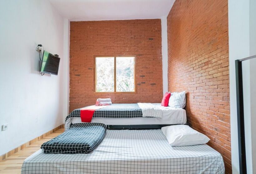 بنسيون Reddoorz Syariah @ Selomangleng Kediri