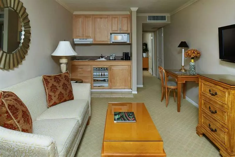 Beverly Hills Plaza Hotel & Spa