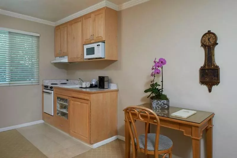 Beverly Hills Plaza Hotel & Spa