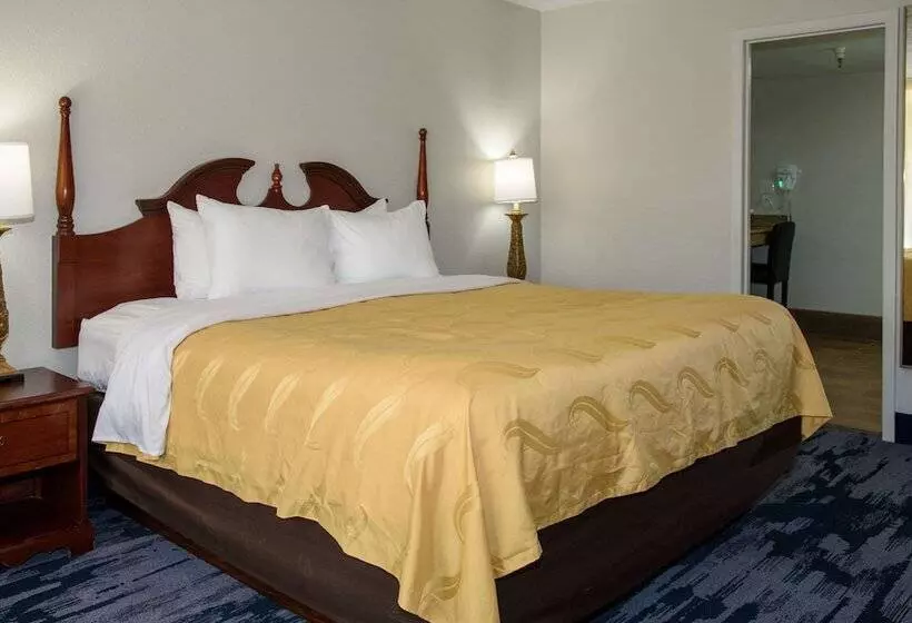 هتل Quality Inn