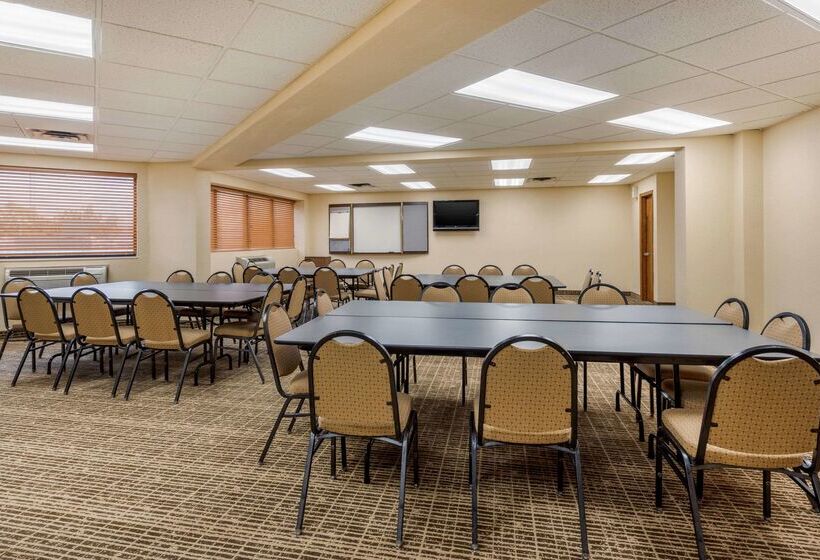 בית מלון כפרי Clarion Pointe Louisville East