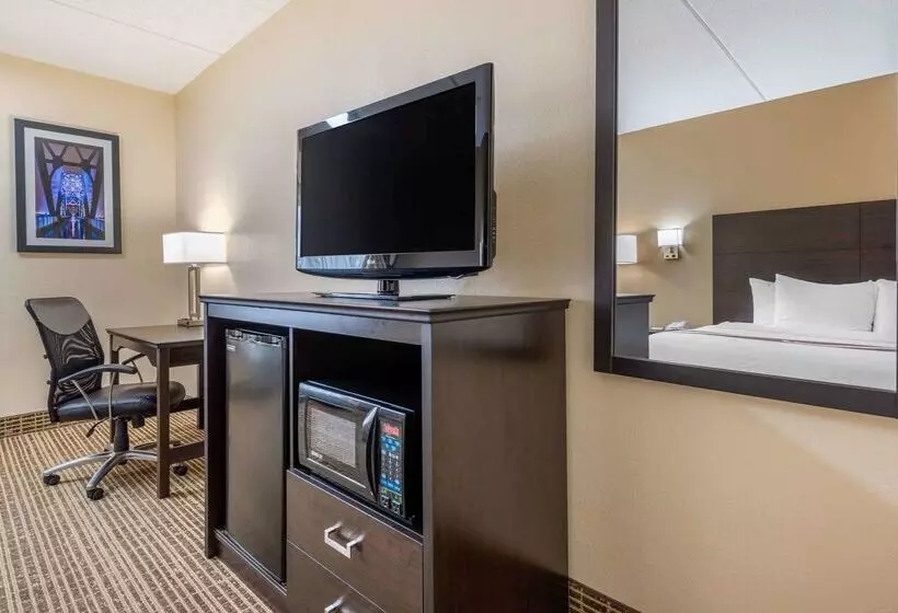 호텔 Clarion Pointe Louisville East