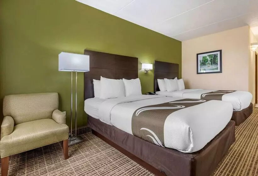 호텔 Clarion Pointe Louisville East