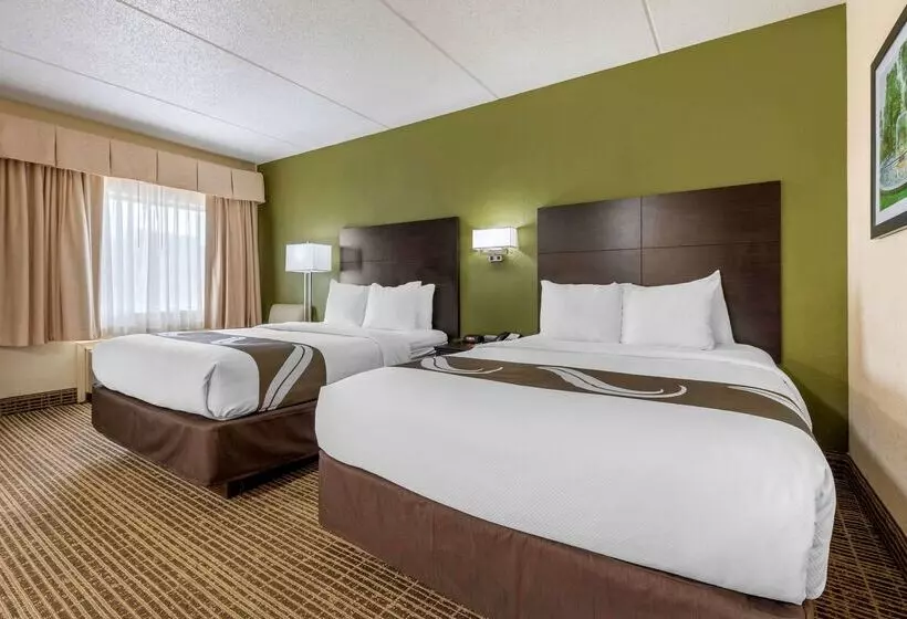 호텔 Clarion Pointe Louisville East