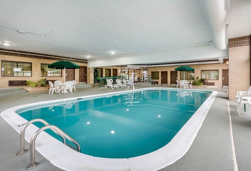 בית מלון כפרי Clarion Pointe Louisville East