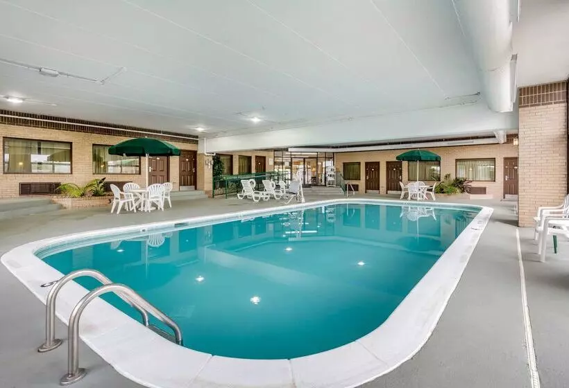 호텔 Clarion Pointe Louisville East