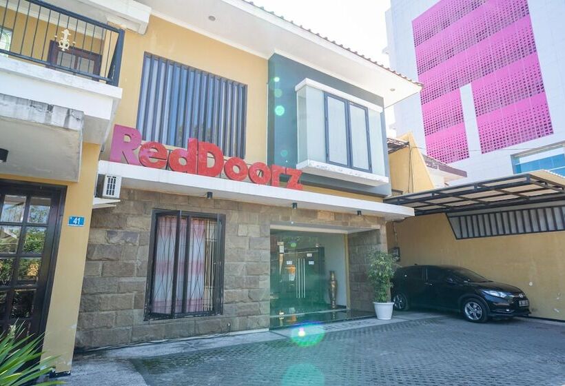 펜션 Reddoorz Syariah Near Marvel City Mall 2