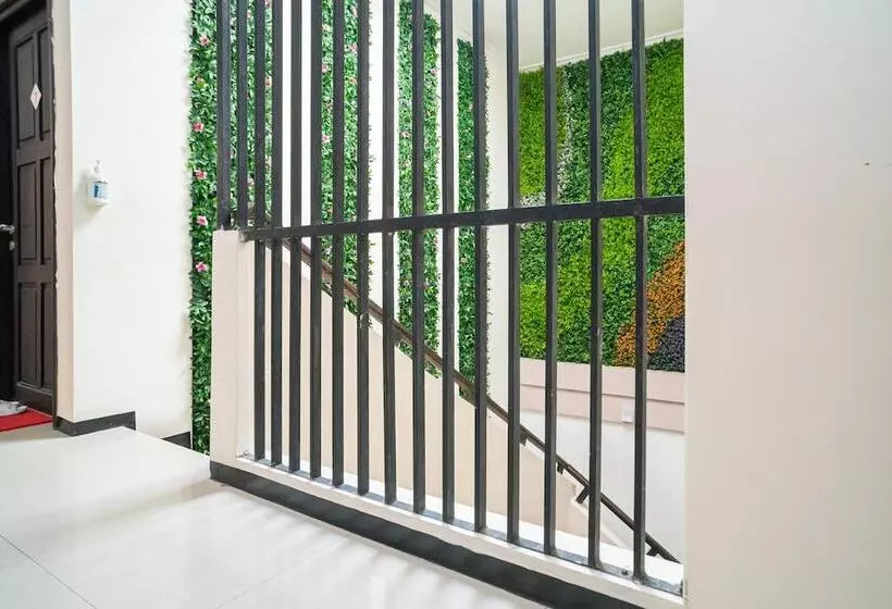 ペンション Reddoorz Syariah Near Marvel City Mall 2