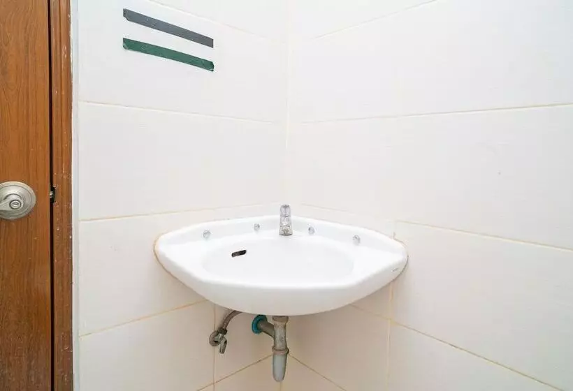 ペンション Reddoorz Syariah Near Marvel City Mall 2