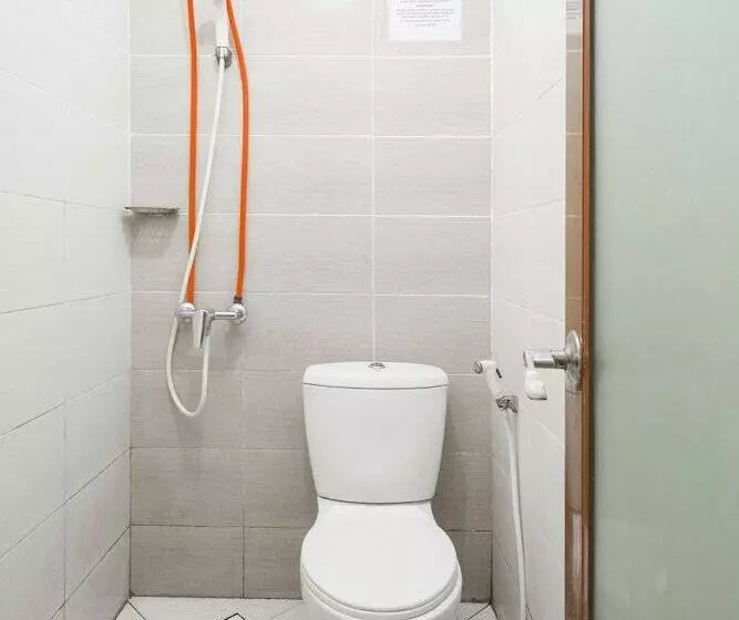 ペンション Reddoorz Syariah Near Marvel City Mall 2