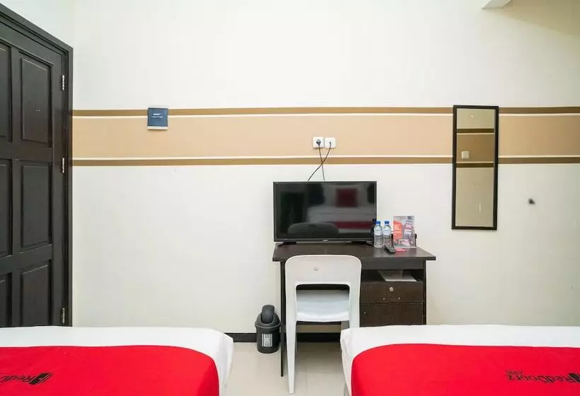 ペンション Reddoorz Syariah Near Marvel City Mall 2