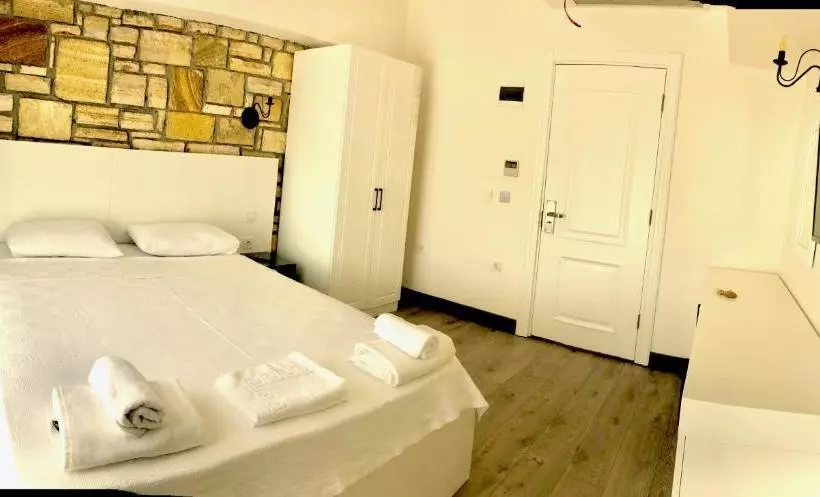 Victoria Hotel And Lounge