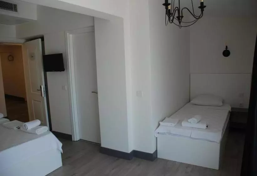 Victoria Hotel And Lounge