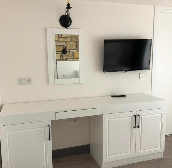 Victoria Hotel And Lounge