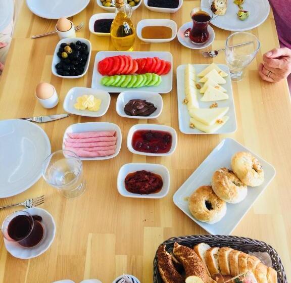 Victoria Hotel And Lounge