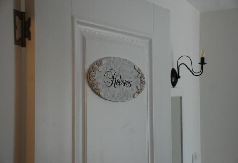 Victoria Hotel And Lounge