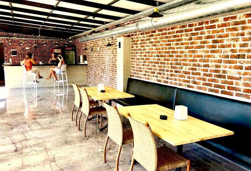 Victoria Hotel And Lounge