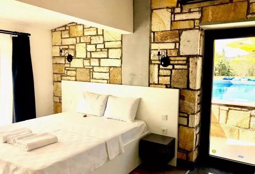 Victoria Hotel And Lounge