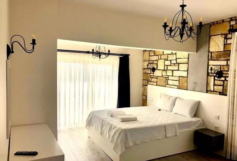 Victoria Hotel And Lounge