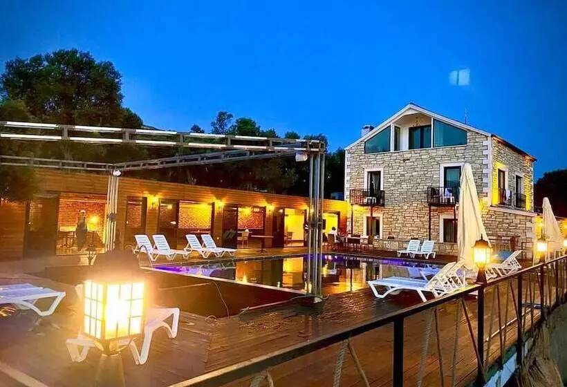 Victoria Hotel And Lounge