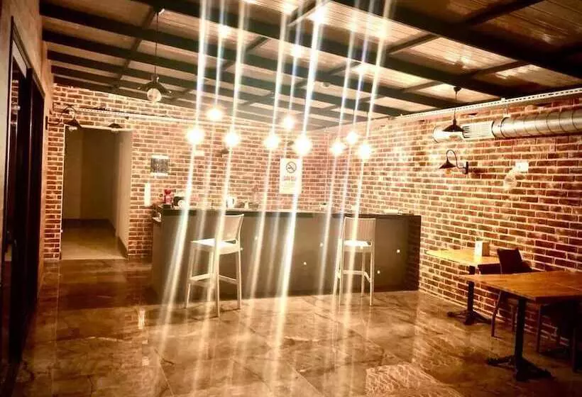 Victoria Hotel And Lounge