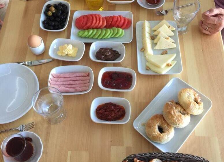 Victoria Hotel And Lounge