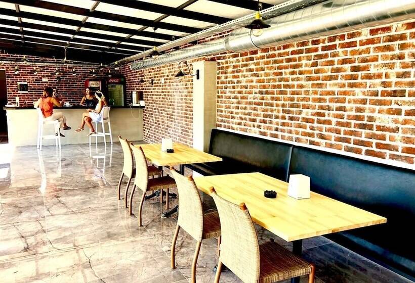 Victoria Hotel And Lounge