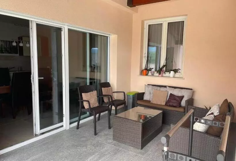 تختخواب و صبحانه Angelo