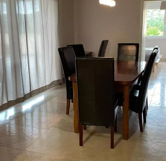 تختخواب و صبحانه Angelo