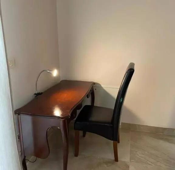 تختخواب و صبحانه Angelo