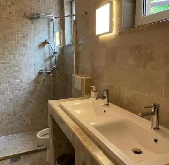 تختخواب و صبحانه Angelo