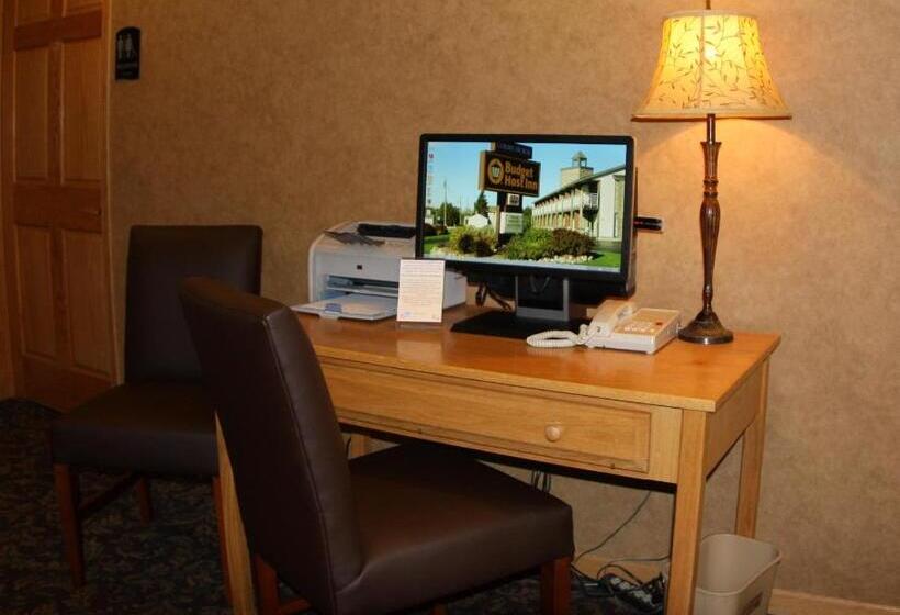 Hotel Budget Host Inn & Suites
