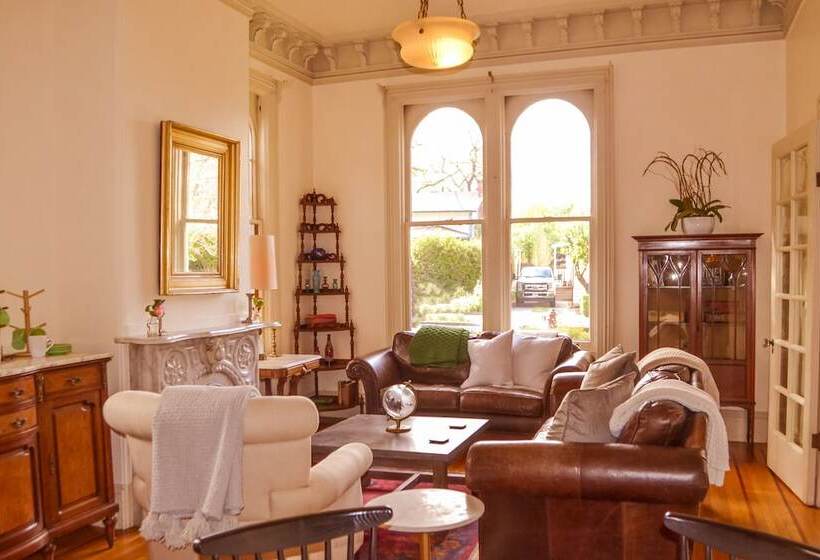 בית מלון כפרי Camellia Inn