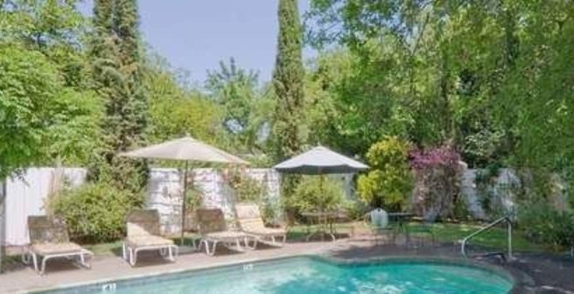 בית מלון כפרי Camellia Inn