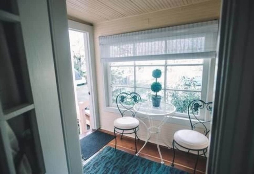 בית מלון כפרי Camellia Inn