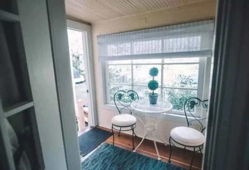 Отель Camellia Inn