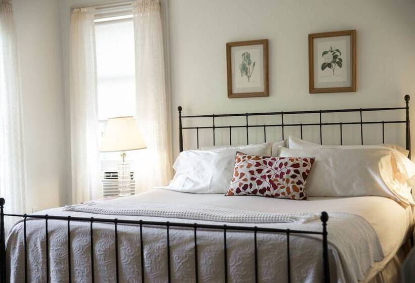 בית מלון כפרי Camellia Inn