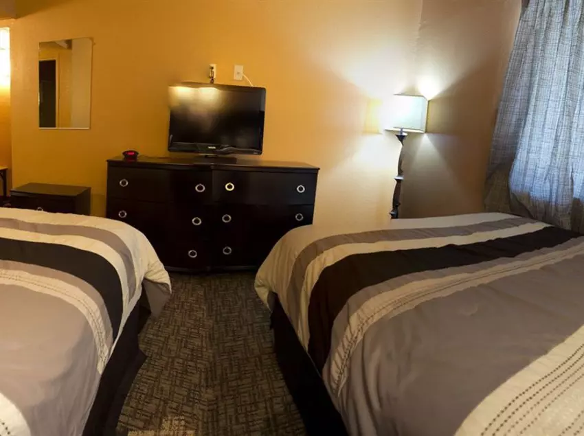 هتل Capitol Inn & Suites