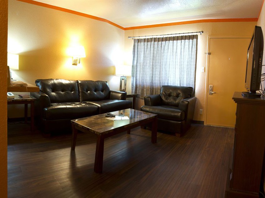 فندق Capitol Inn & Suites