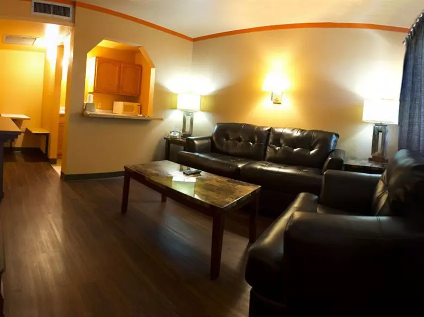 هتل Capitol Inn & Suites