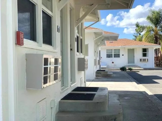 هتل Carlin's Cottage Court