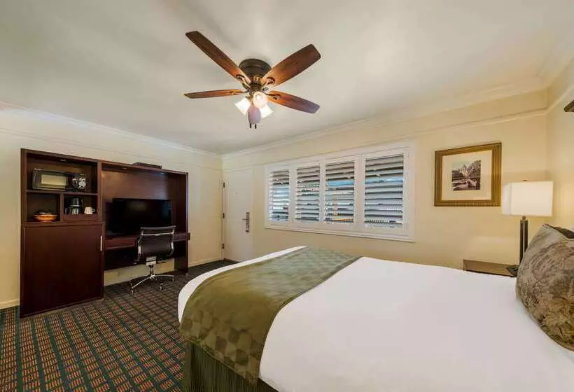 هتل Clarion Collection Carmel Oaks Inn