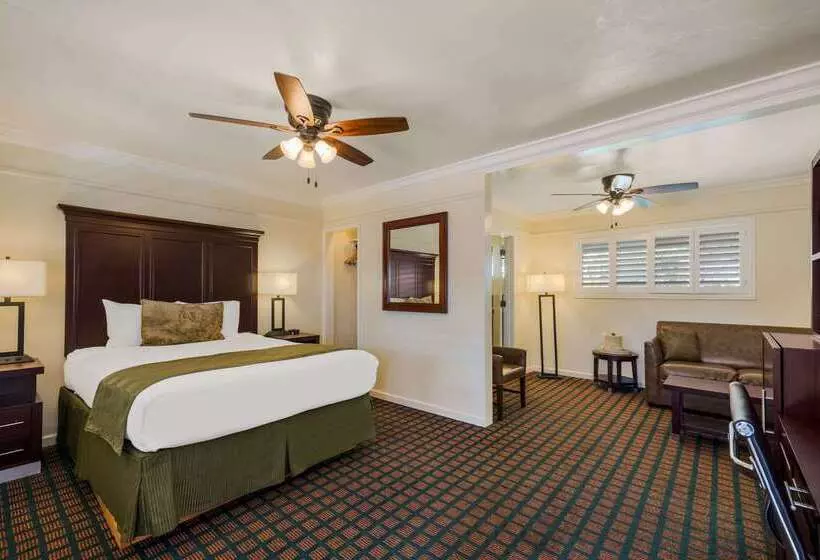 هتل Clarion Collection Carmel Oaks Inn