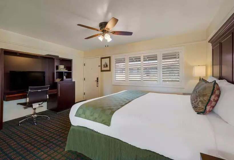 هتل Clarion Collection Carmel Oaks Inn