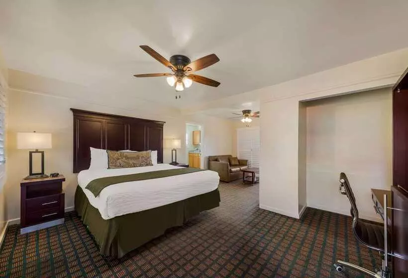 هتل Clarion Collection Carmel Oaks Inn