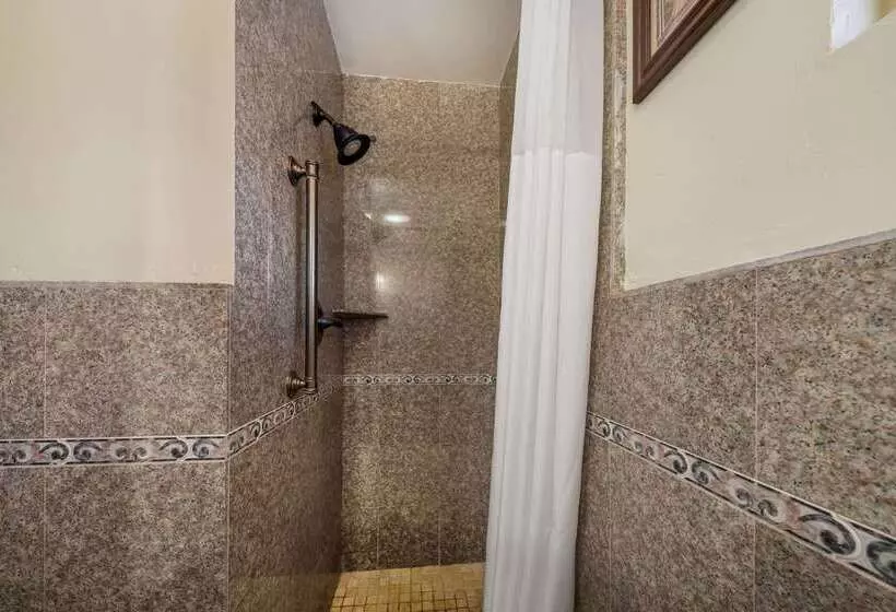 هتل Clarion Collection Carmel Oaks Inn