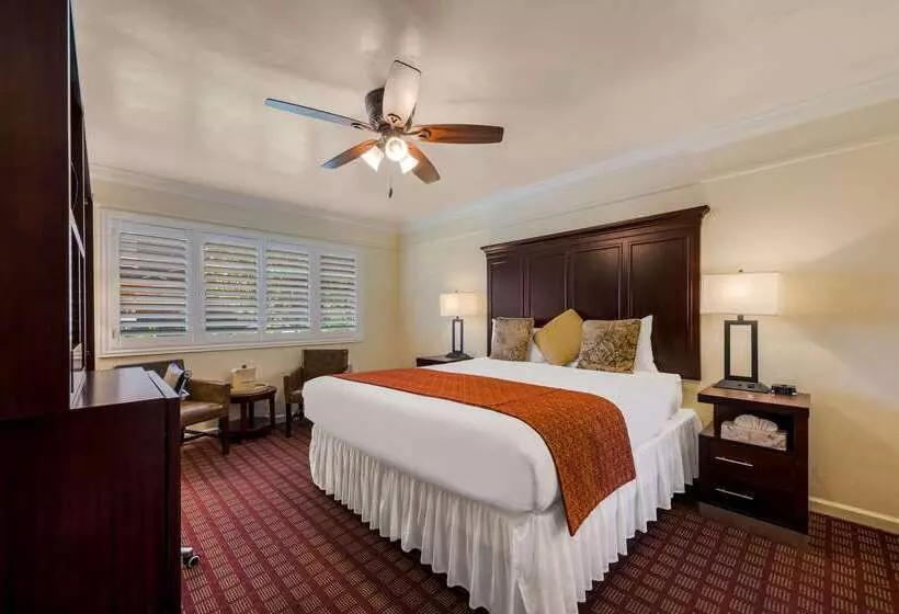 هتل Clarion Collection Carmel Oaks Inn