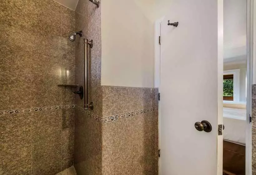 هتل Clarion Collection Carmel Oaks Inn